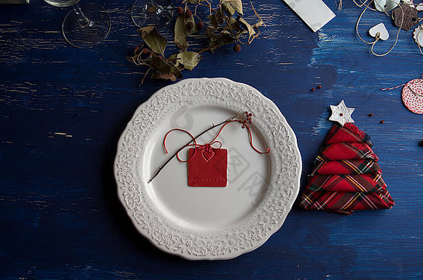 圣诞节晚餐乡村白色板餐巾<strong>红色</strong>的盒子形状树蓝色的背景