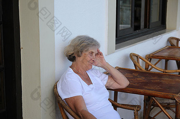 微笑上了年纪的女人坐着表格