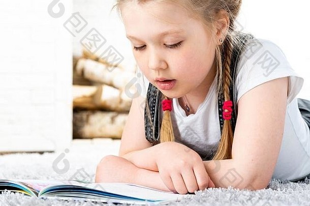 可爱的女孩阅读书地毯公寓