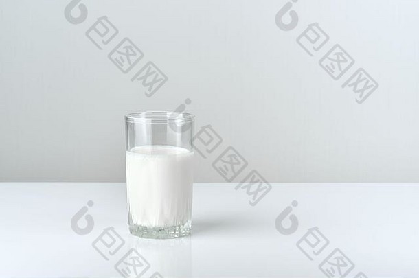 玻璃牛奶白色表格灰色的背景一边视图