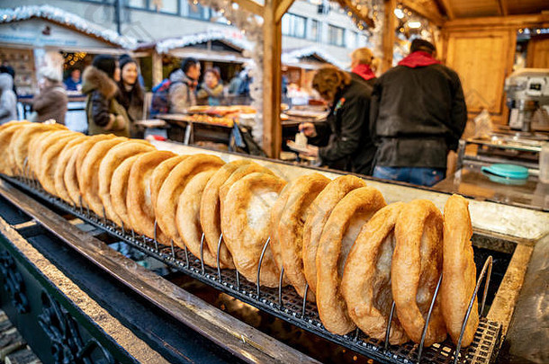 布达佩斯圣诞节市场传统的街食物被称为langos甜甜圈