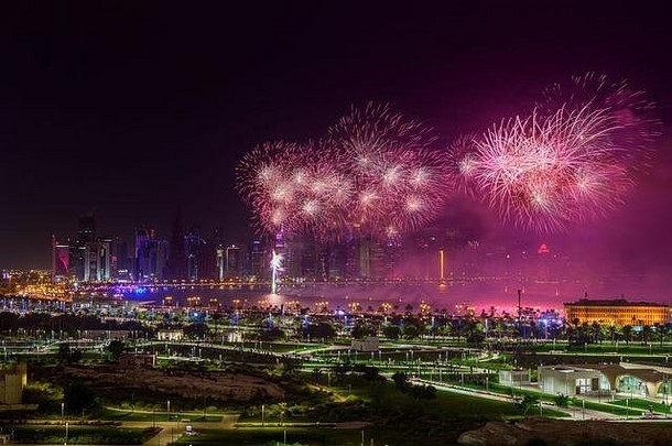 <strong>卡塔尔</strong>国庆日在科尼切燃放烟花