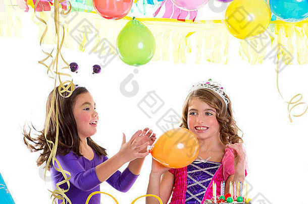 孩子们生日快乐，女孩们带着气球和巧克力蛋糕