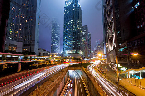 雾中香港中心区夜间轻轨