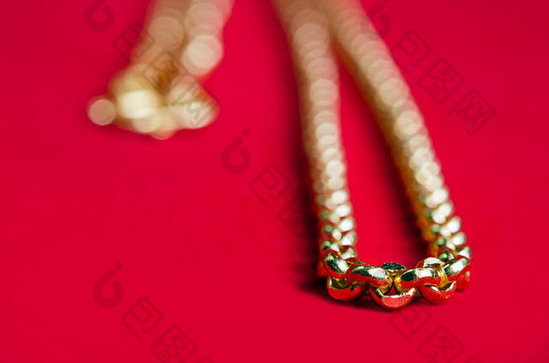 黄金项链领唱泰国黄金设计黄金心期间孤立的红色的法兰绒布背景空白文本复制空间