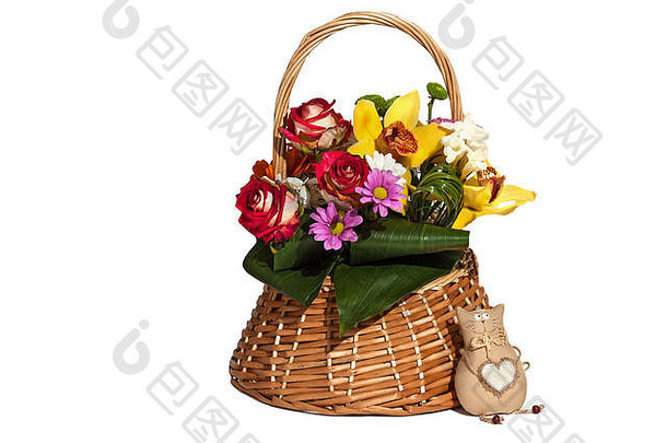 装满鲜花和玩具的篮子。篮子里有鲜花和猫玩具作为礼物，一束花束照片放在一个白色背景的篮子里。
