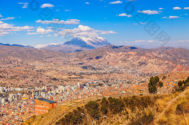 玻利维亚拉巴斯市埃尔阿尔托，伊里马尼峰和山谷的雪盖上，到处都是活生生的房屋