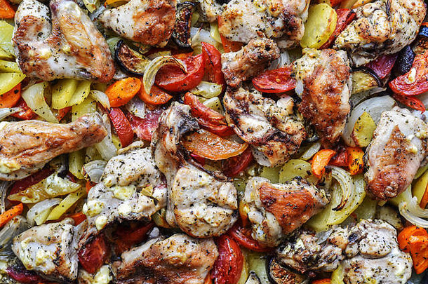 鸡肉，切成块，在烤箱中与蔬菜一起烘焙