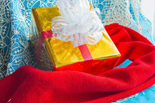 礼物盒子红色的针织围巾圣诞节