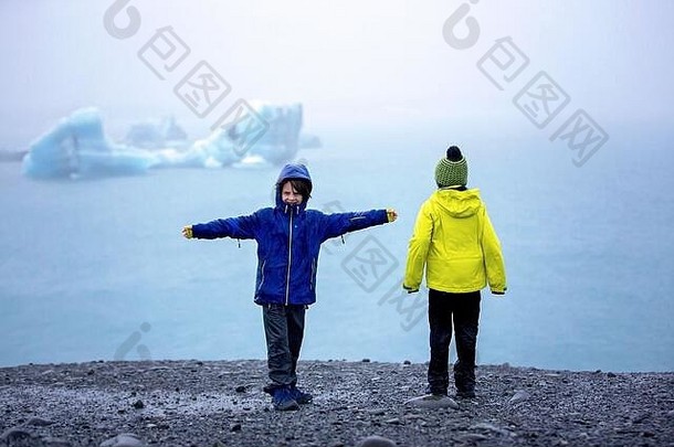 孩子采取图片早期晚上多雨的一天风景如画的冰山环礁湖jokursarlon冰岛