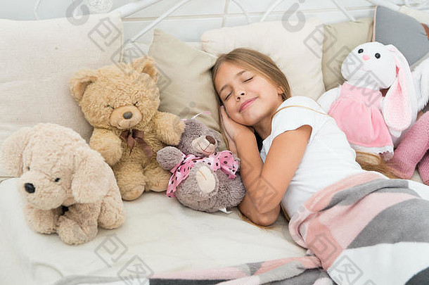 放松睡眠女孩享受晚上时间玩具孩子躺床上玩具枕头毯子背景女孩孩子穿睡衣玩软玩具睡眠睡眠玩具无忧无虑的童年