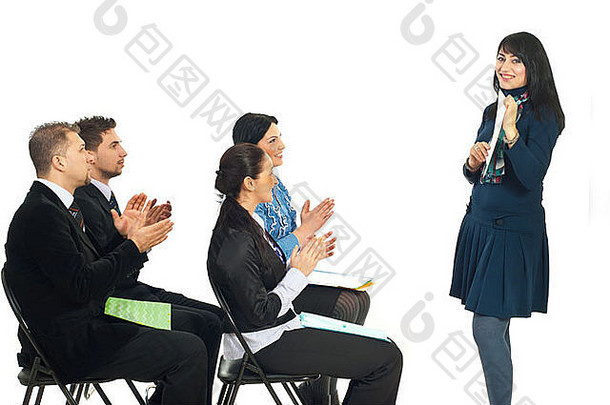 在白色背景的演讲中，一位女执行官在椅子上接受同事的祝贺