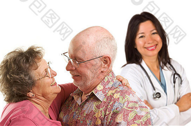 快乐爱的高级夫妇微笑拉美裔医疗医生护士孤立的白色背景