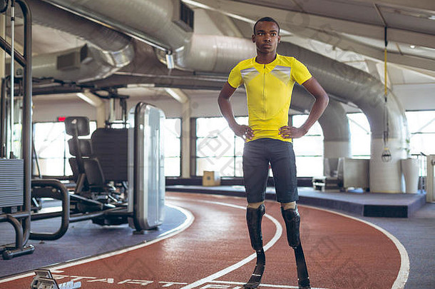 美国黑人残疾人男子运动员站在健身中心的跑道上