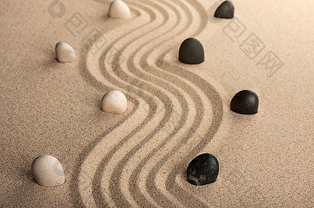 线条黑白相间的石头，站在沙滩上，可以作为背景