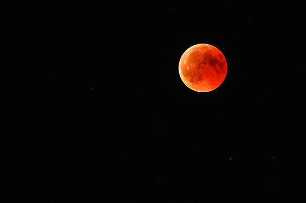 天文背景。黑色天空上满月的特写镜头。2018年7月27日的月全食。月亮变红的原因