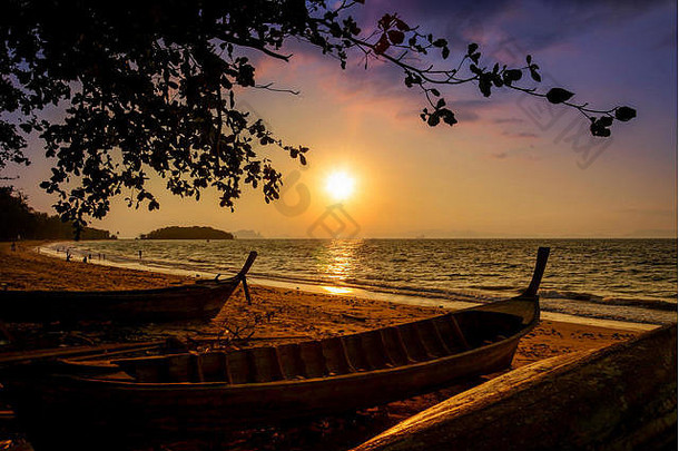 夏天日落安达曼海边甲米省南部泰国