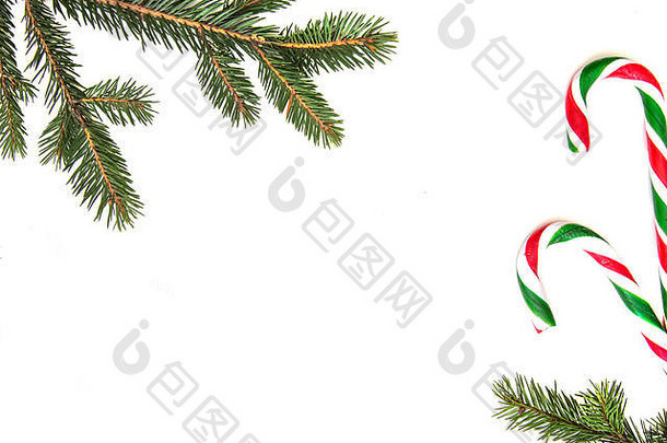 圣诞作文。白色背景上的绿树缠绕、圣诞礼物和糖果手杖。俯视图，平面布置。文本的空间