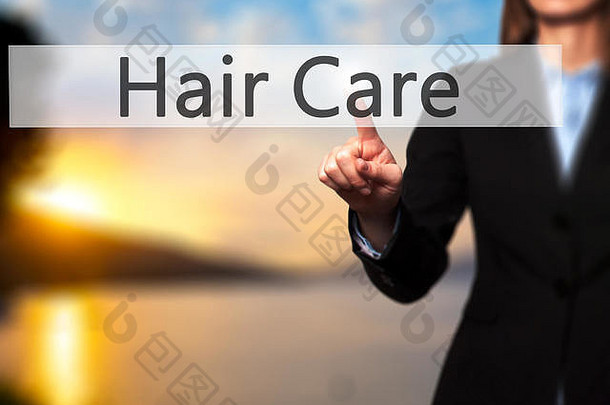 头发护理-女商人手按触摸屏界面上的按钮。商业、技术、互联网概念。库存照片