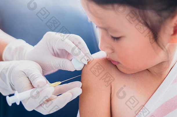 正在注射的幼儿，特写医生在医院健康和医疗理念中向亚洲小女孩<strong>疫苗</strong>的手臂注射<strong>疫苗</strong>，4-6