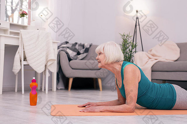 这位令人愉快的老太太正在锻炼她的颈部肌肉