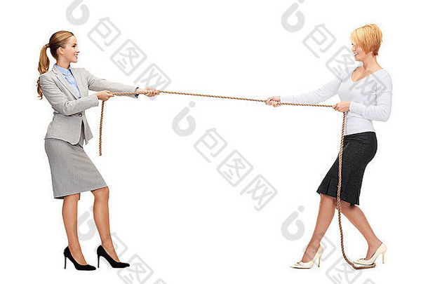 两个微笑的女商人拉着绳子