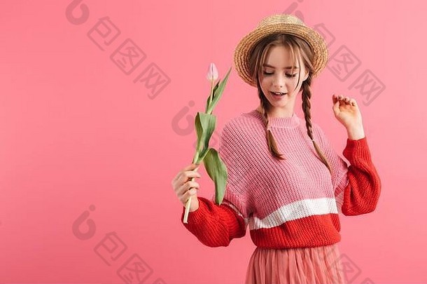 年轻的漂亮的女孩辫子毛衣稻草他持有郁金香手幸福的跳舞粉红色的背景