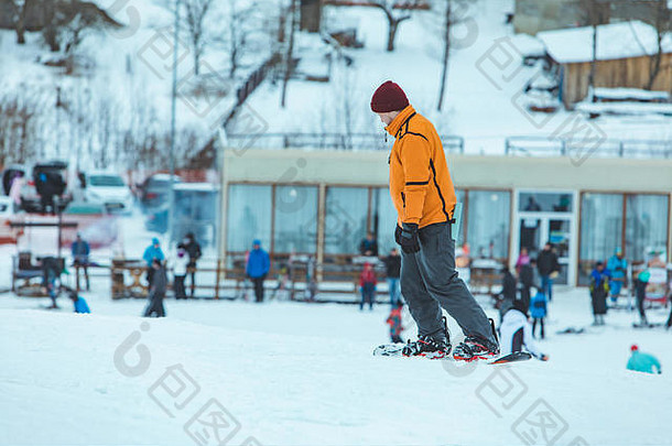 在冬山边滑雪的年轻人