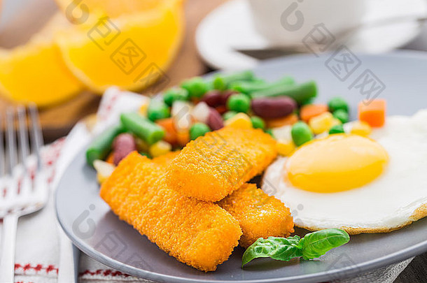 鱼条、煎蛋和蔬菜