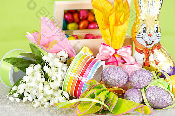 复活节装饰。鸡蛋和花