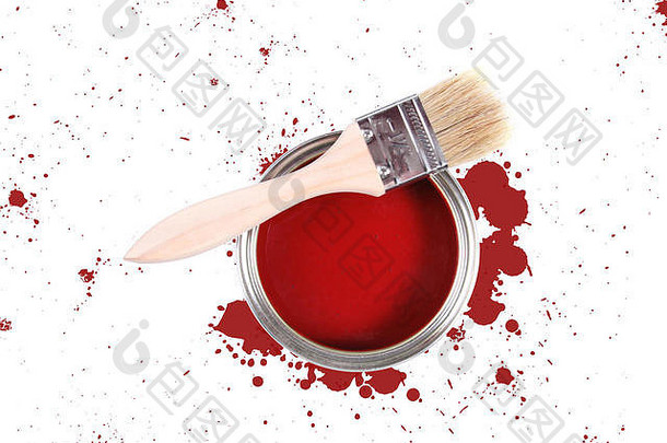 红色油漆罐，带有刷子和色斑