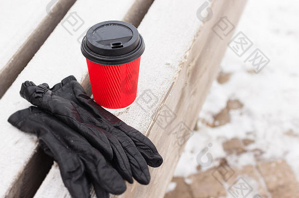纸咖啡杯手套铺设公园板凳上冬天一天