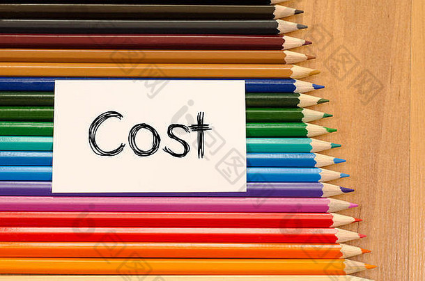 成本文本概念彩色的铅笔木背景