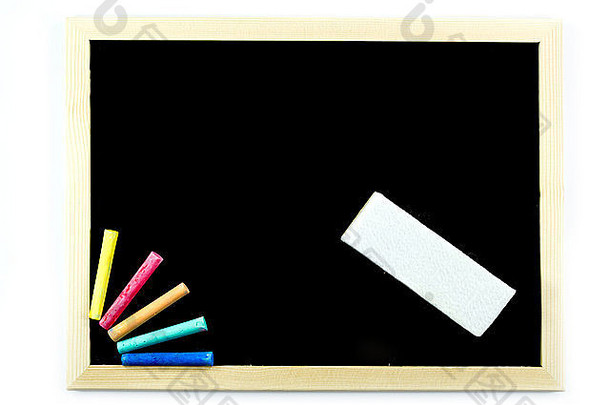 空白黑板和带空白黑板擦的彩色粉笔