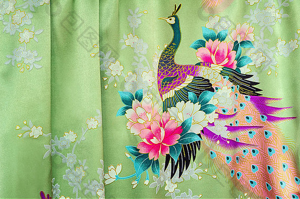 美丽的浅绿色丝织物，花朵中有孔雀的鲜艳形象。G