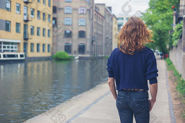 年轻的女人走运河城市