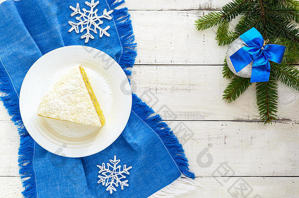 温柔的海绵蛋糕奶油香蕉层撒上椰子前选项节日甜点圣诞节一年特写镜头