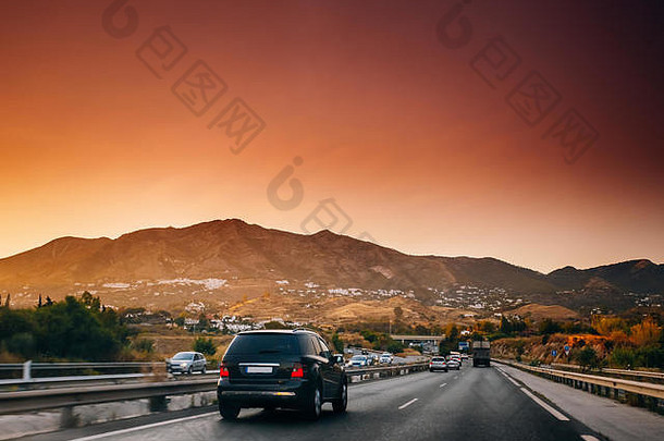 西班牙马拉加。日落时高速公路A-7高速公路上的车辆移动