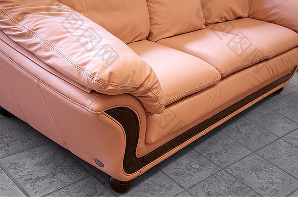 大理石地板上的现代粉色沙发