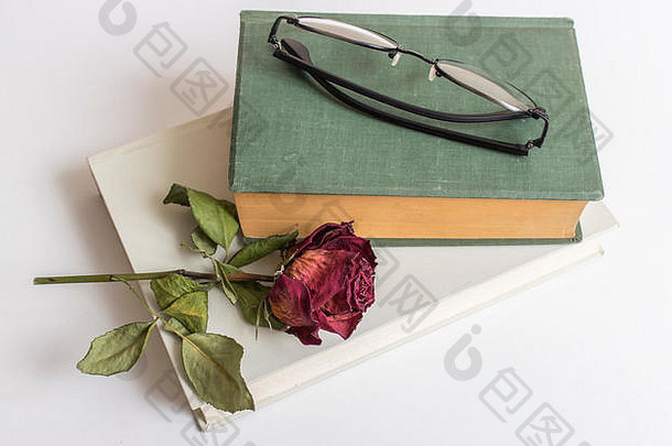 带花的书上的阅读眼镜，从上面看