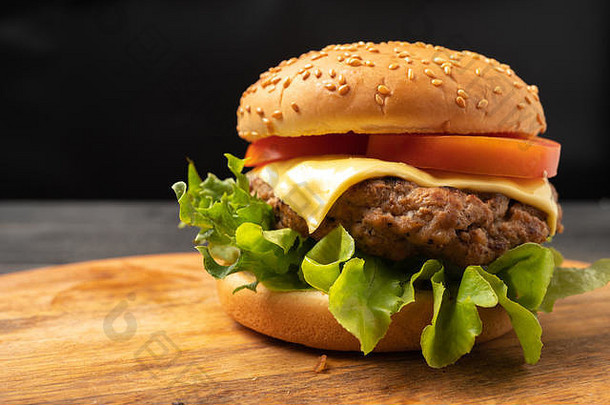 新鲜的美味的自制的汉堡新鲜的蔬菜生菜番茄奶酪切割董事会免费的空间文本