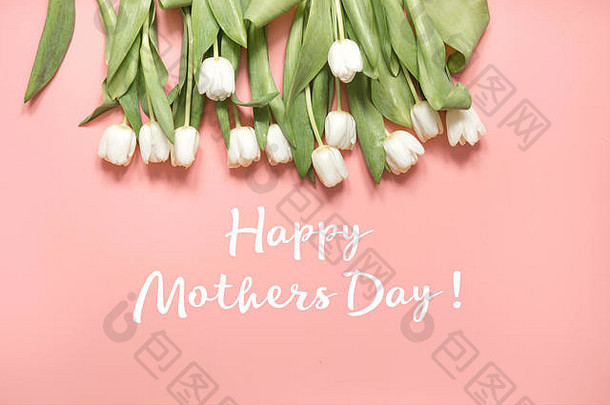 母亲节贺卡。白色郁金香的边缘涂上柔和的千年粉色。文字俯视图-母亲节快乐。
