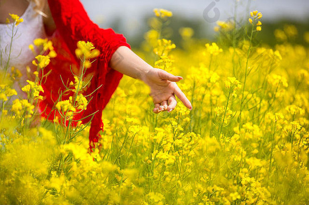 在大自然中享受和放松，用手触摸黄色的花朵