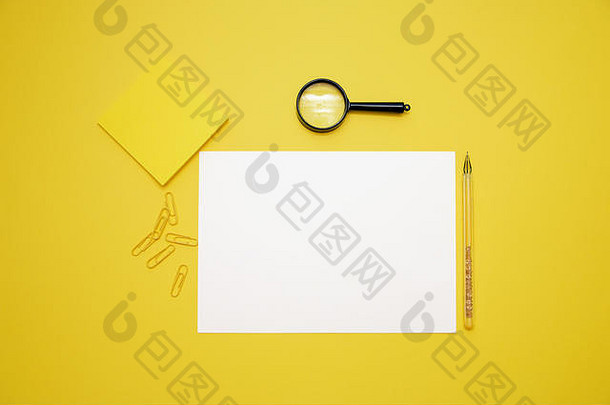 笔白色纸放大镜黄色的贴纸剪辑黄色的背景复制空间前视图