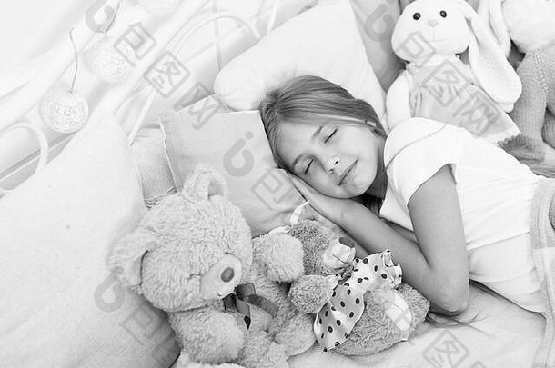 玩软玩具睡眠睡眠玩具无忧无虑的童年放松睡眠女孩享受晚上时间玩具孩子躺床上玩具枕头毯子背景女孩孩子穿睡衣