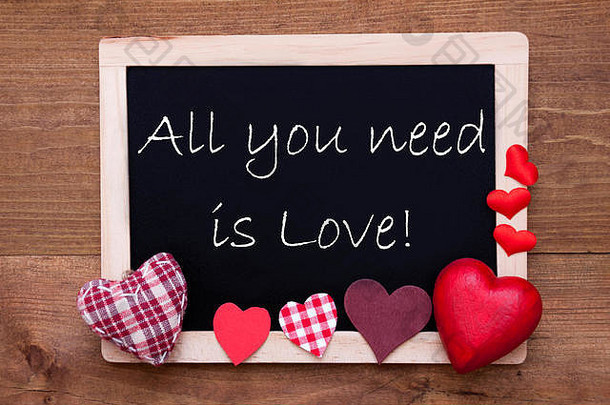 黑板上印着纺织心形的文字，你们所需要的只是爱