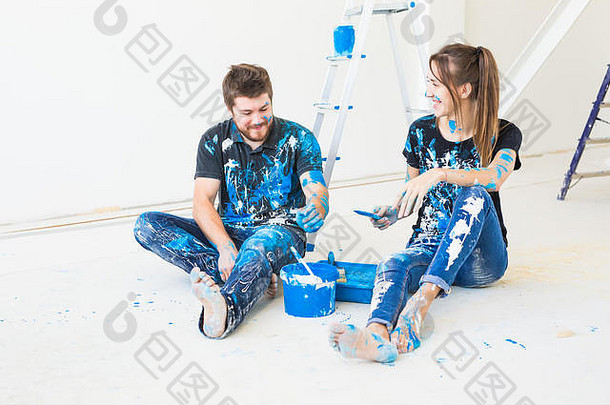 修缮、翻新和人的概念——夫妇俩将在休息时粉刷墙壁并享受乐趣