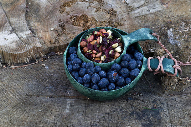 蓝莓和坚果拼盘。各种坚果和浆果。顶部