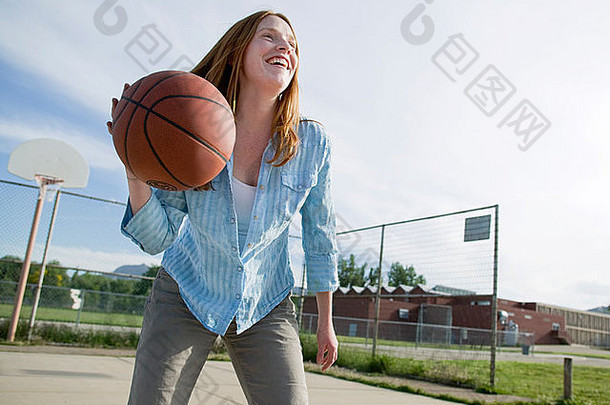 微笑女人玩<strong>篮球</strong>在户外