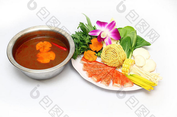 越南辣的热能蘑菇玉米卷心菜蟹天妇罗胡萝卜干面条白色背景